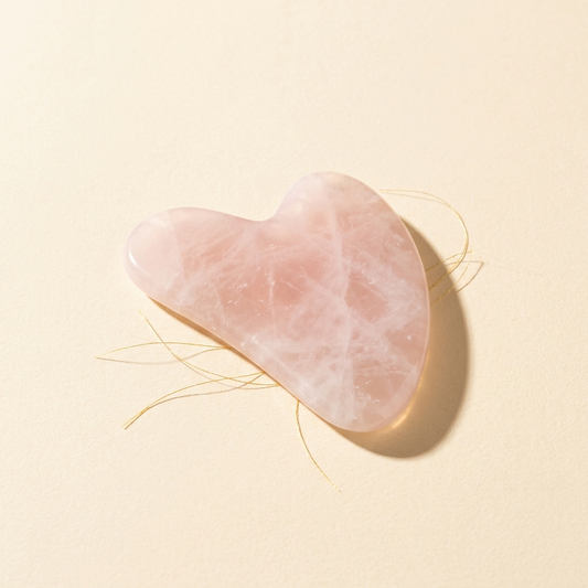 Gua sha de cuarzo rosa en forma de corazon